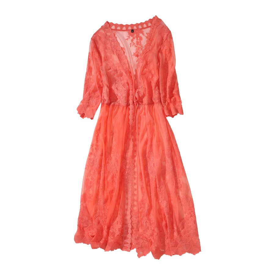 Poncho de encaje coral brillante W-04-015 con diseño floral para un look femenino.