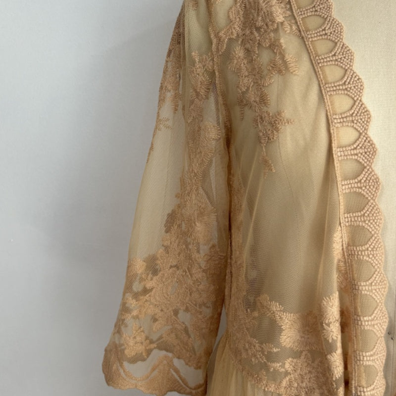 Poncho largo de encaje floral para mujer, con borde festoneado y abertura frontal - W-04-015-075Tan