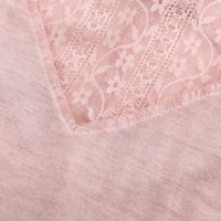 Túnica femenina de encaje elástico, suave y ceñida, con textura de lavado.