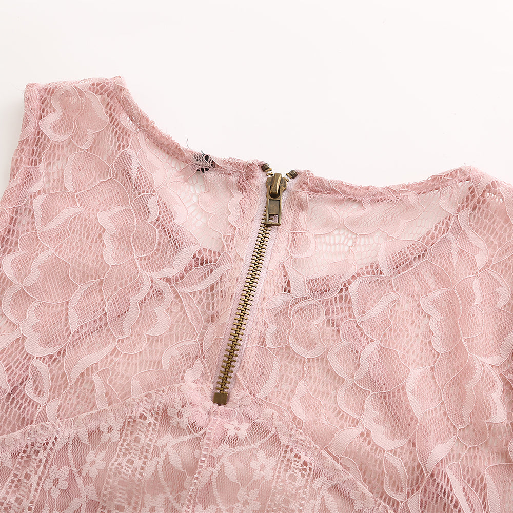 Túnica femenina de encaje elástico, suave y ceñida, con textura de lavado.