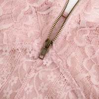 Túnica femenina de encaje elástico, suave y ceñida, con textura de lavado.