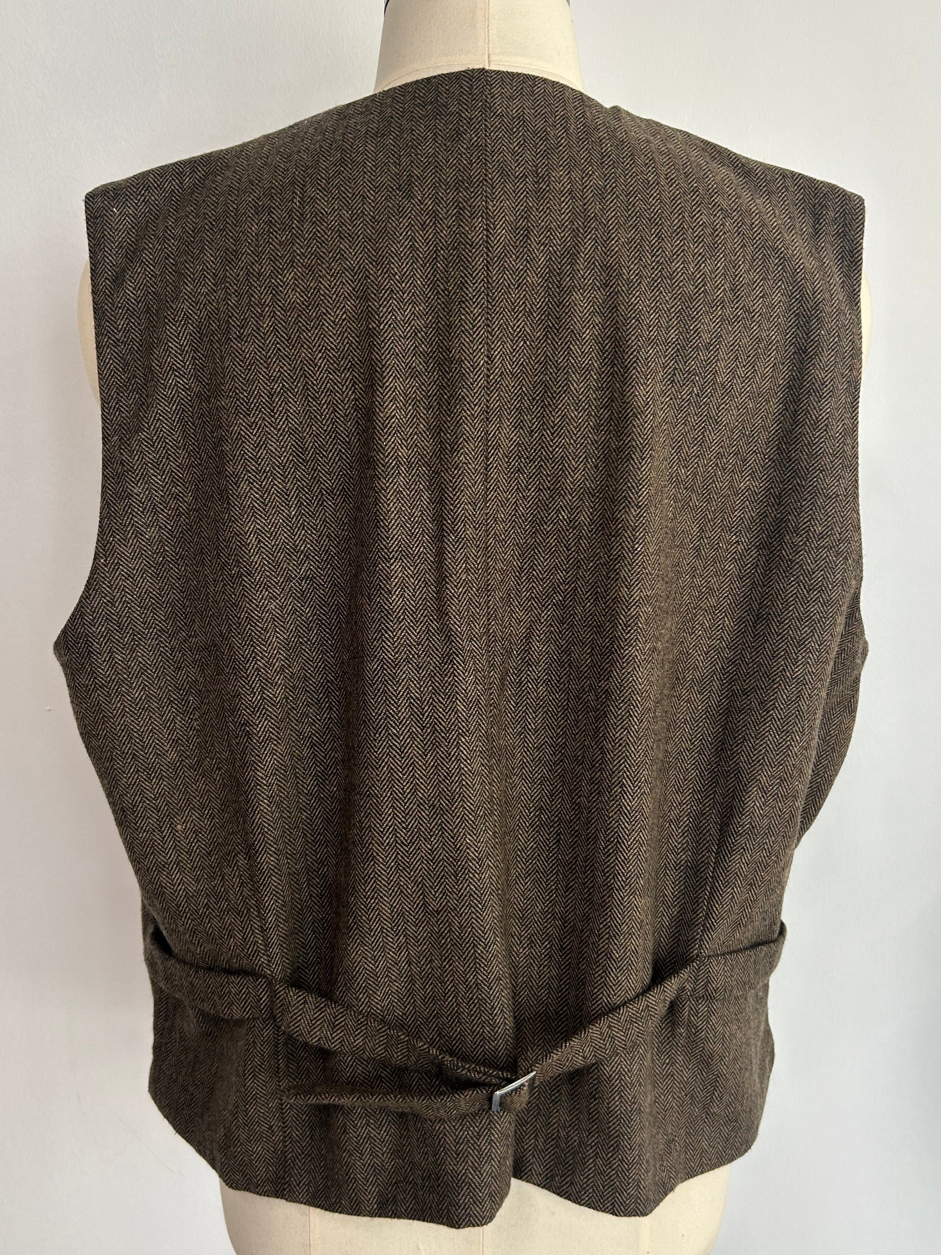 Chaleco clásico de lana de espiga para hombre | M-02-001 Chocolate oscuro