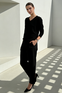 Suéter suave y acogedor con cuello en V para mujer | Talla única | W-03-011 | Negro