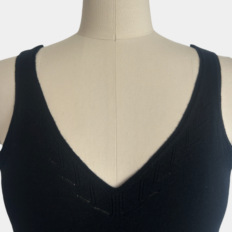 Chaleco de punto suave con cuello en V: prenda ligera para uso diario W-03-014 Negro