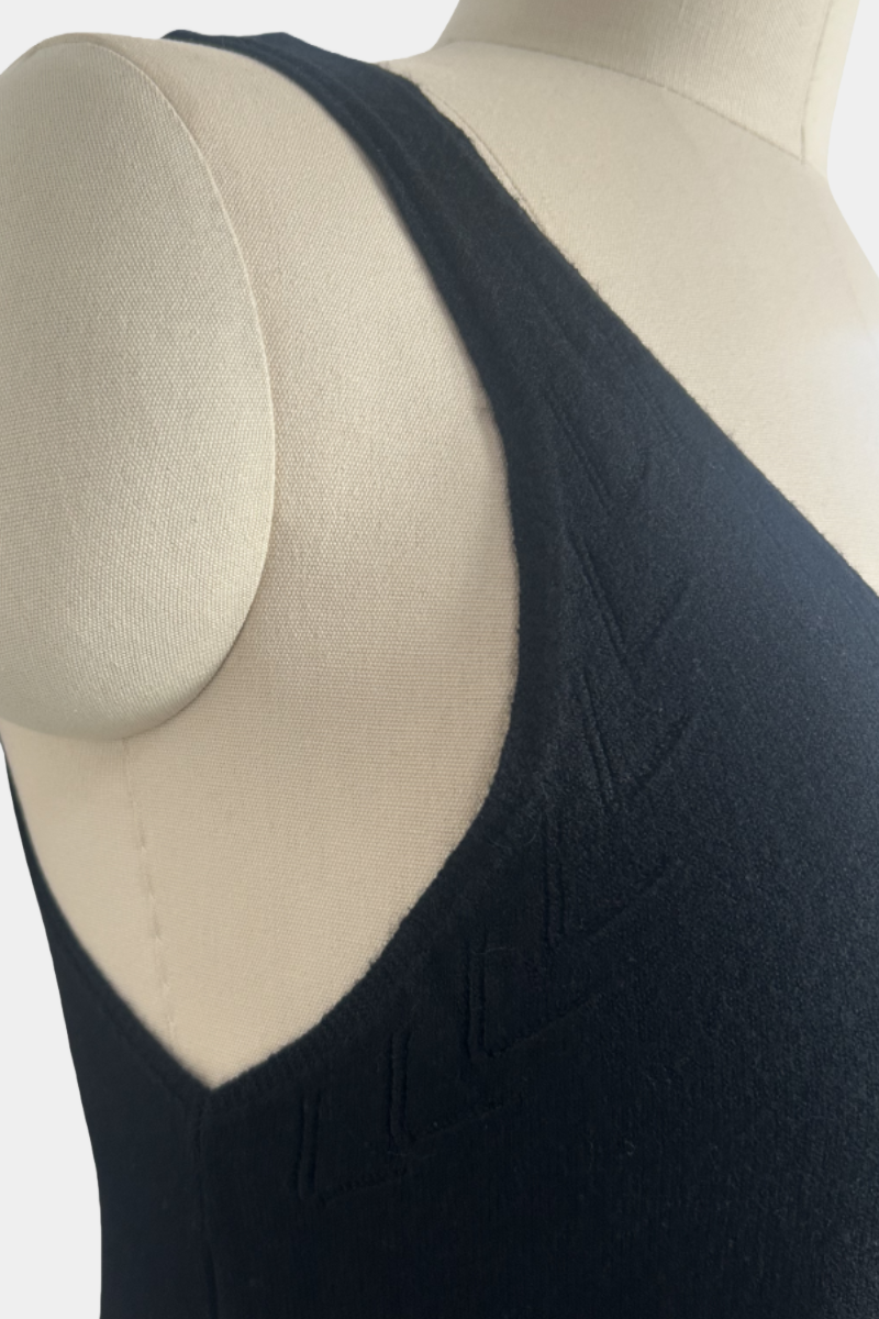 Chaleco de punto suave con cuello en V: prenda ligera para uso diario W-03-014 Negro