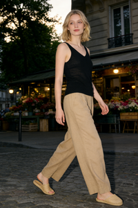 Chaleco de punto suave con cuello en V: prenda ligera para uso diario W-03-014 Negro