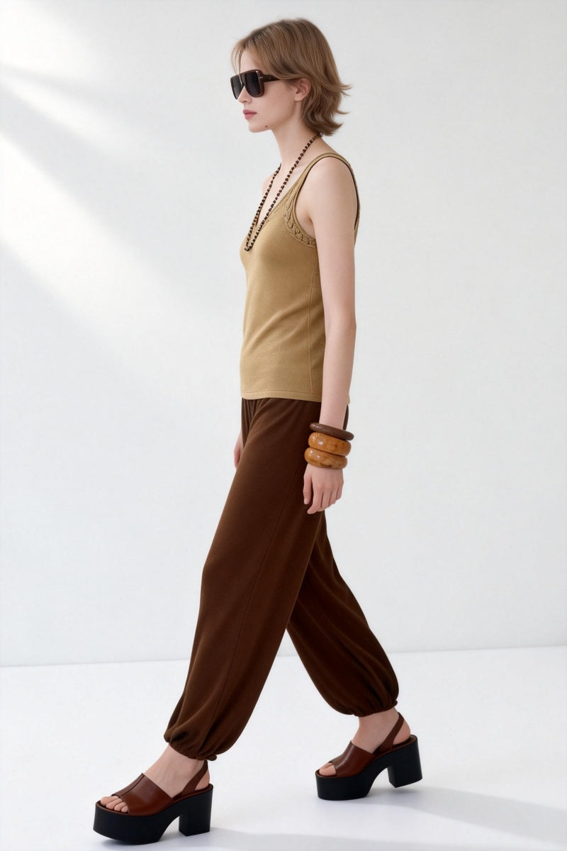 Chaleco de punto suave con cuello en V: prenda ligera para uso diario W-03-014 Tan