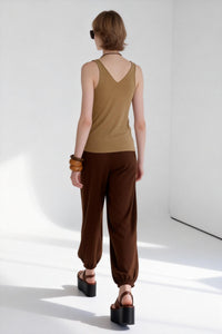 Chaleco de punto suave con cuello en V: prenda ligera para uso diario W-03-014 Tan