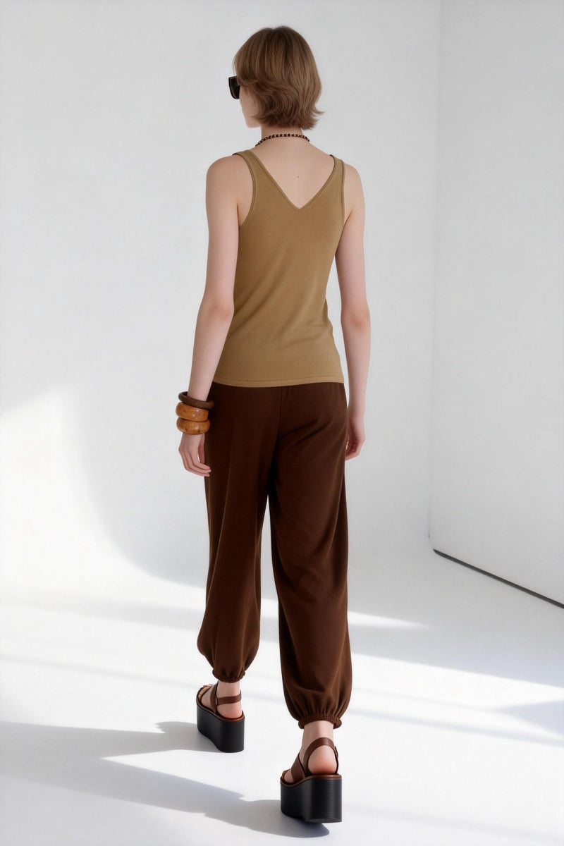 Chaleco de punto suave con cuello en V: prenda ligera para uso diario W-03-014 Tan