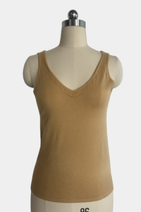Chaleco de punto suave con cuello en V: prenda ligera para uso diario W-03-014 Tan