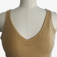 Chaleco de punto suave con cuello en V: prenda ligera para uso diario W-03-014 Tan