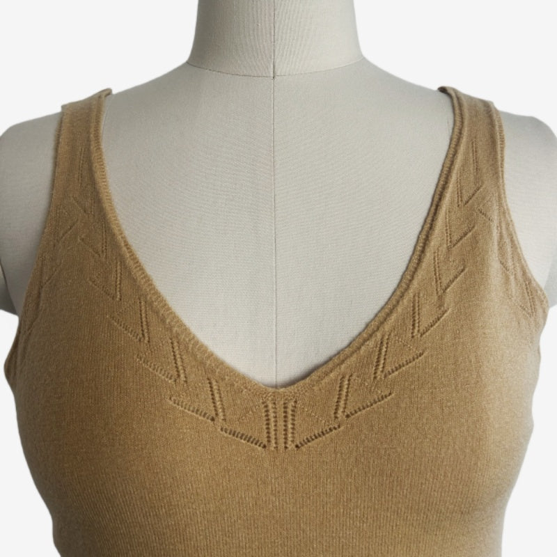 Chaleco de punto suave con cuello en V: prenda ligera para uso diario W-03-014 Tan