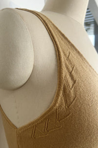 Chaleco de punto suave con cuello en V: prenda ligera para uso diario W-03-014 Tan