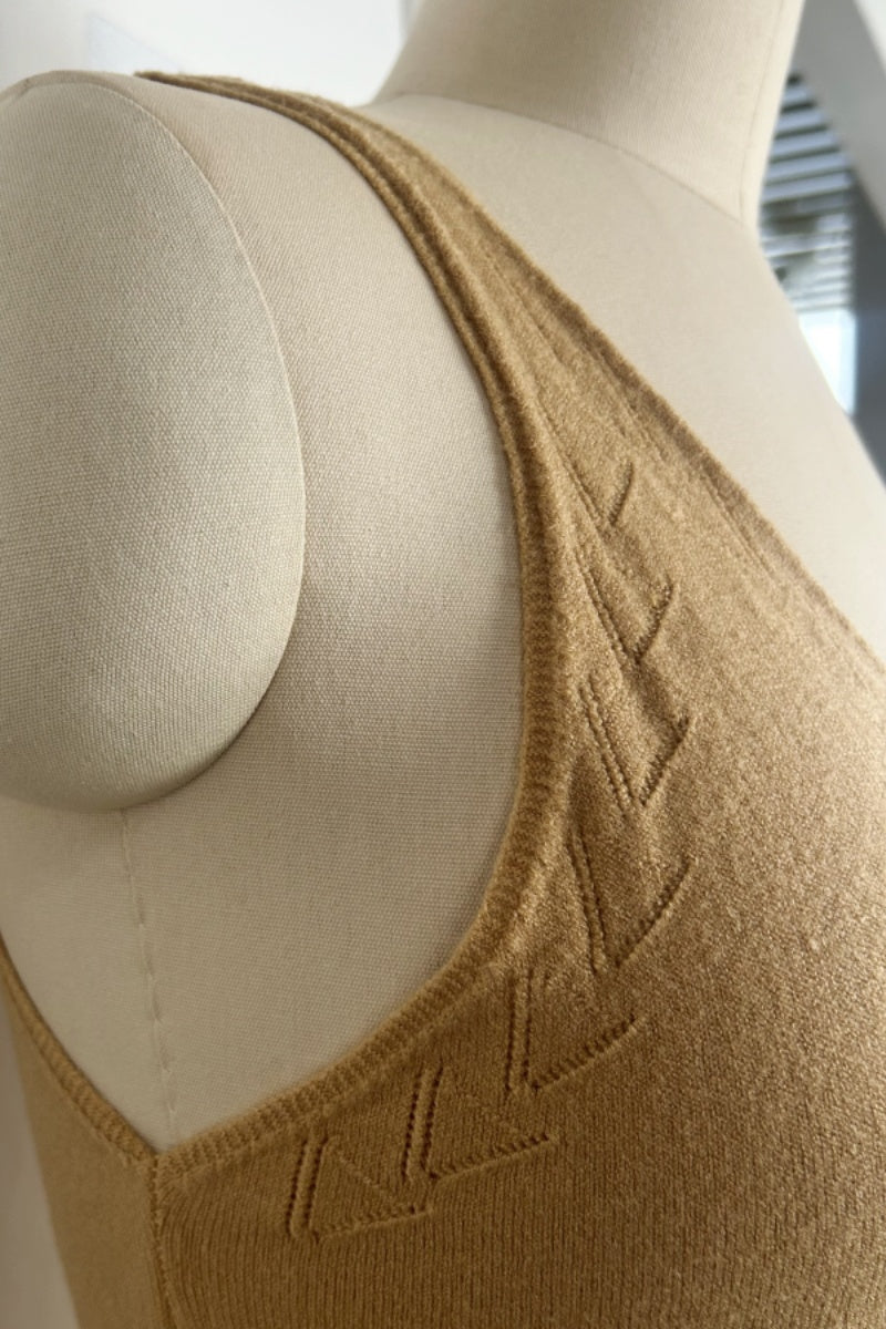 Chaleco de punto suave con cuello en V: prenda ligera para uso diario W-03-014 Tan