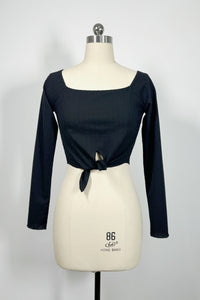 Top corto de manga larga con lazo delantero para mujer, elástico en 4 direcciones, cuello cuadrado y puños con borde ondulado | W-04-006-Negro