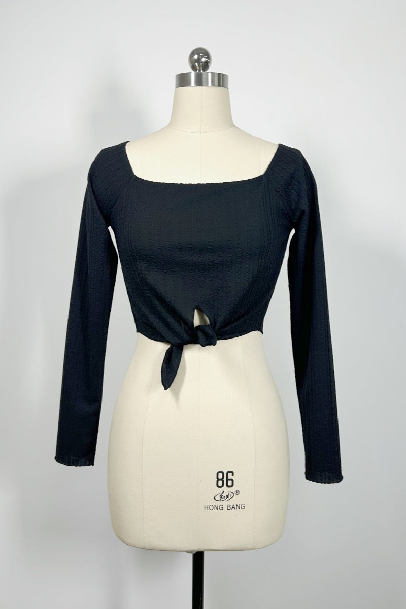 Top corto de manga larga con lazo delantero para mujer, elástico en 4 direcciones, cuello cuadrado y puños con borde ondulado | W-04-006-Negro