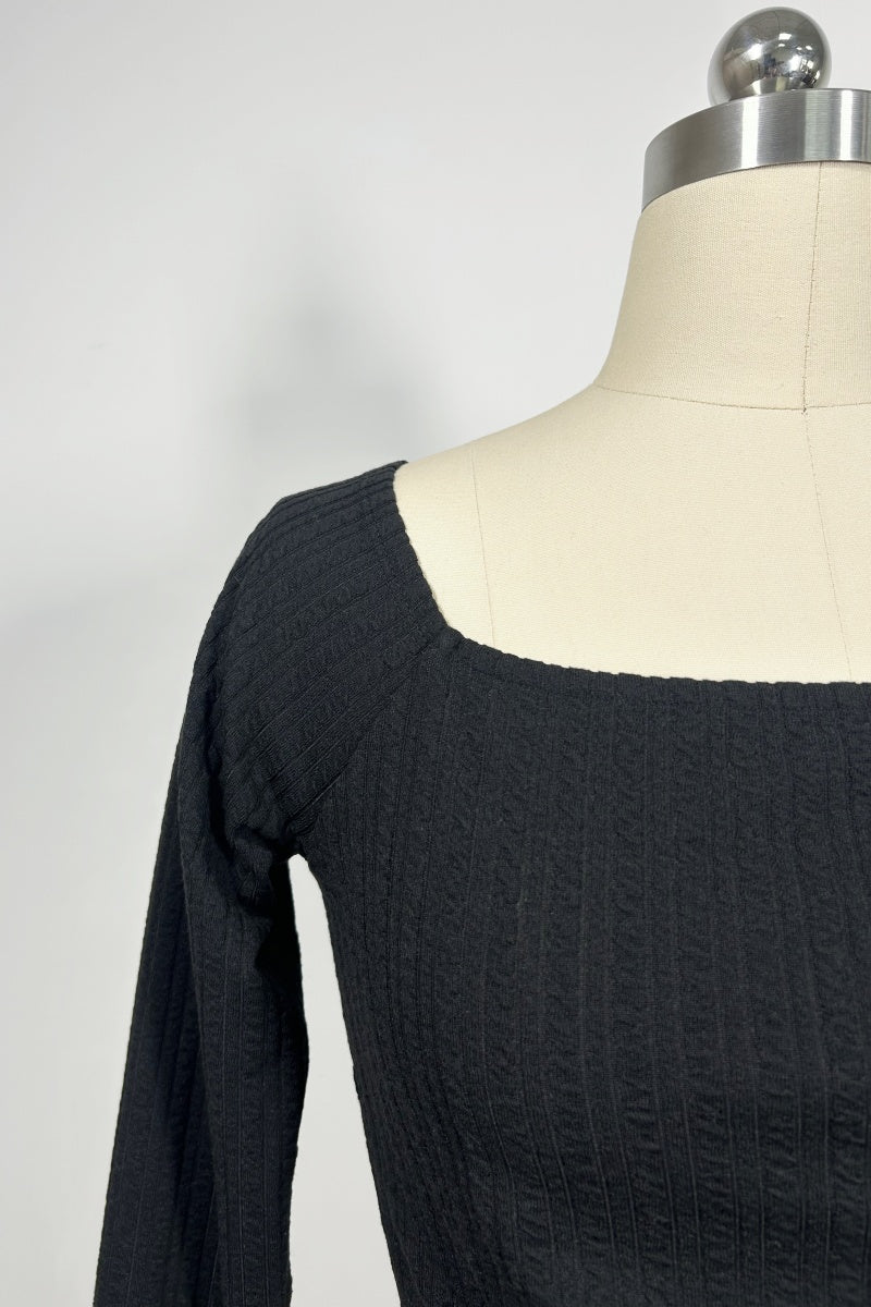 Top corto de manga larga con lazo delantero para mujer, elástico en 4 direcciones, cuello cuadrado y puños con borde ondulado | W-04-006-Negro