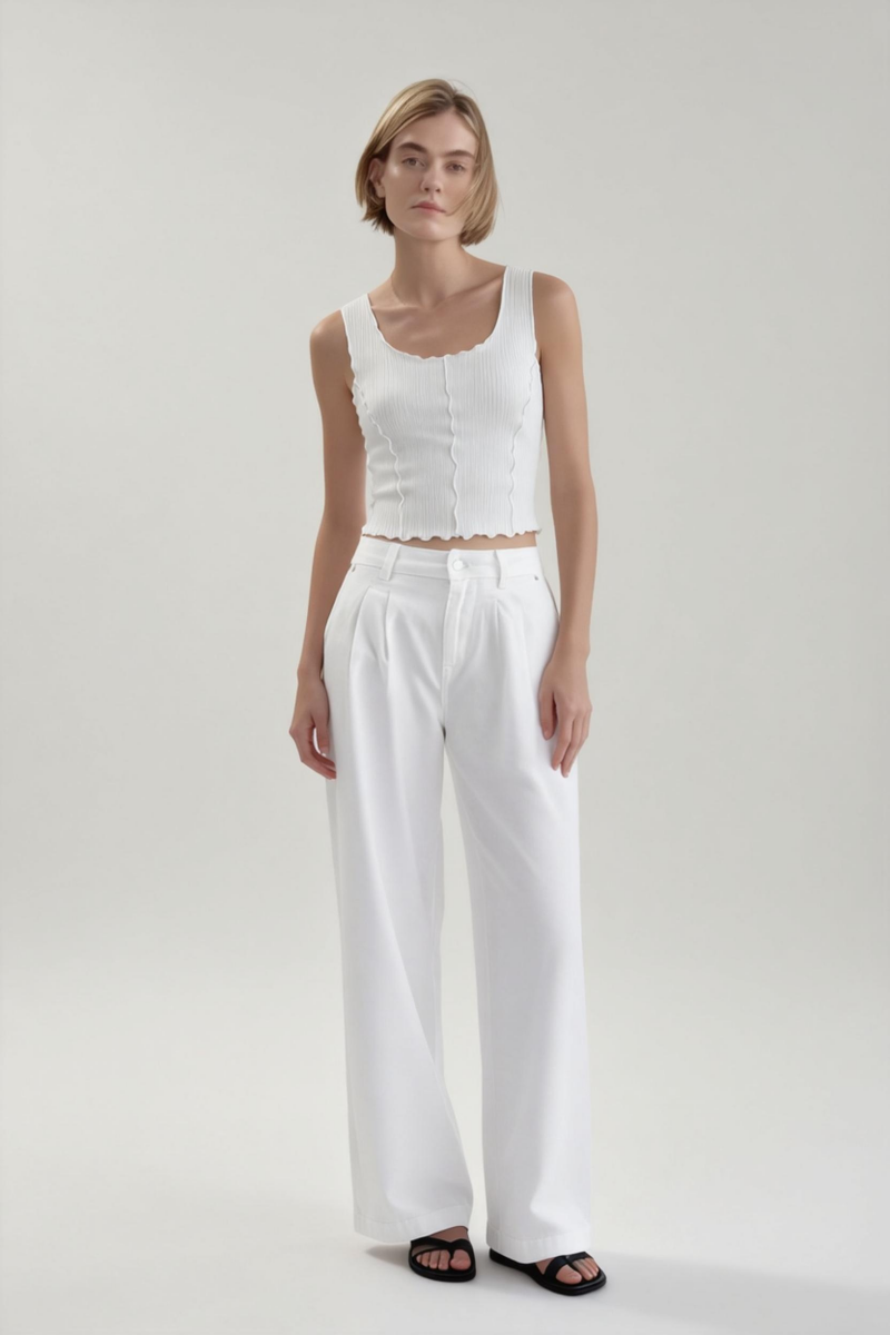 Top corto de mujer con ribete acanalado y costura overlock en contraste - W-04-008 Blanco