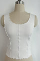 Top corto de mujer con ribete acanalado y costura overlock en contraste - W-04-008 Blanco