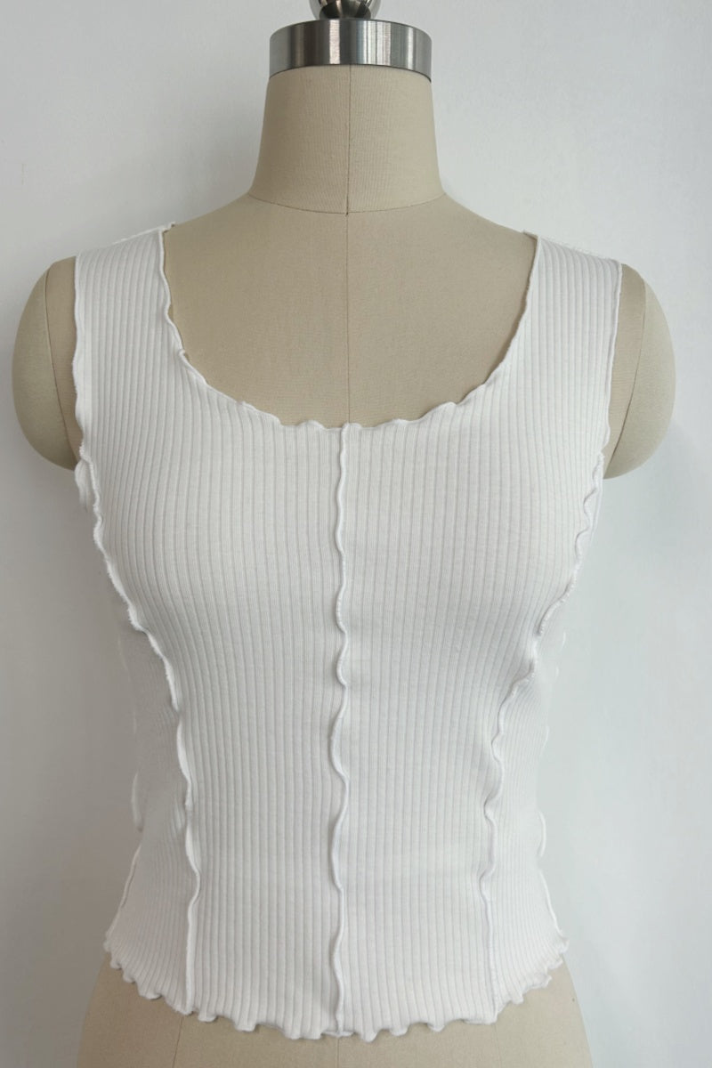 Top corto de mujer con ribete acanalado y costura overlock en contraste - W-04-008 Blanco
