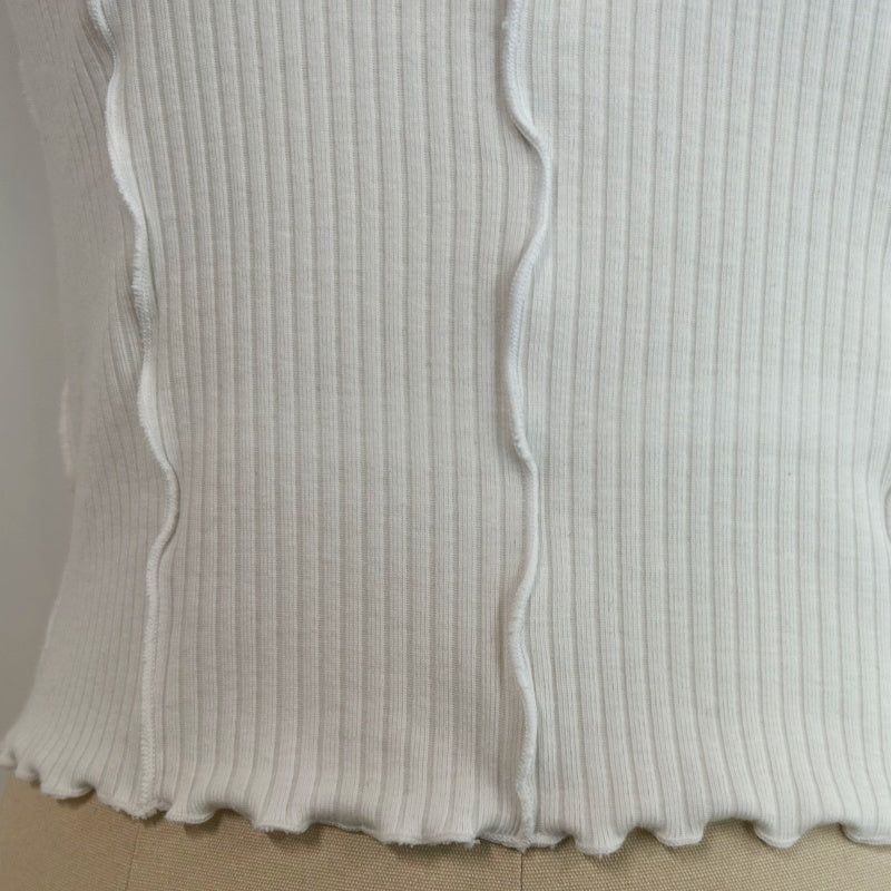 Top corto de mujer con ribete acanalado y costura overlock en contraste - W-04-008 Blanco