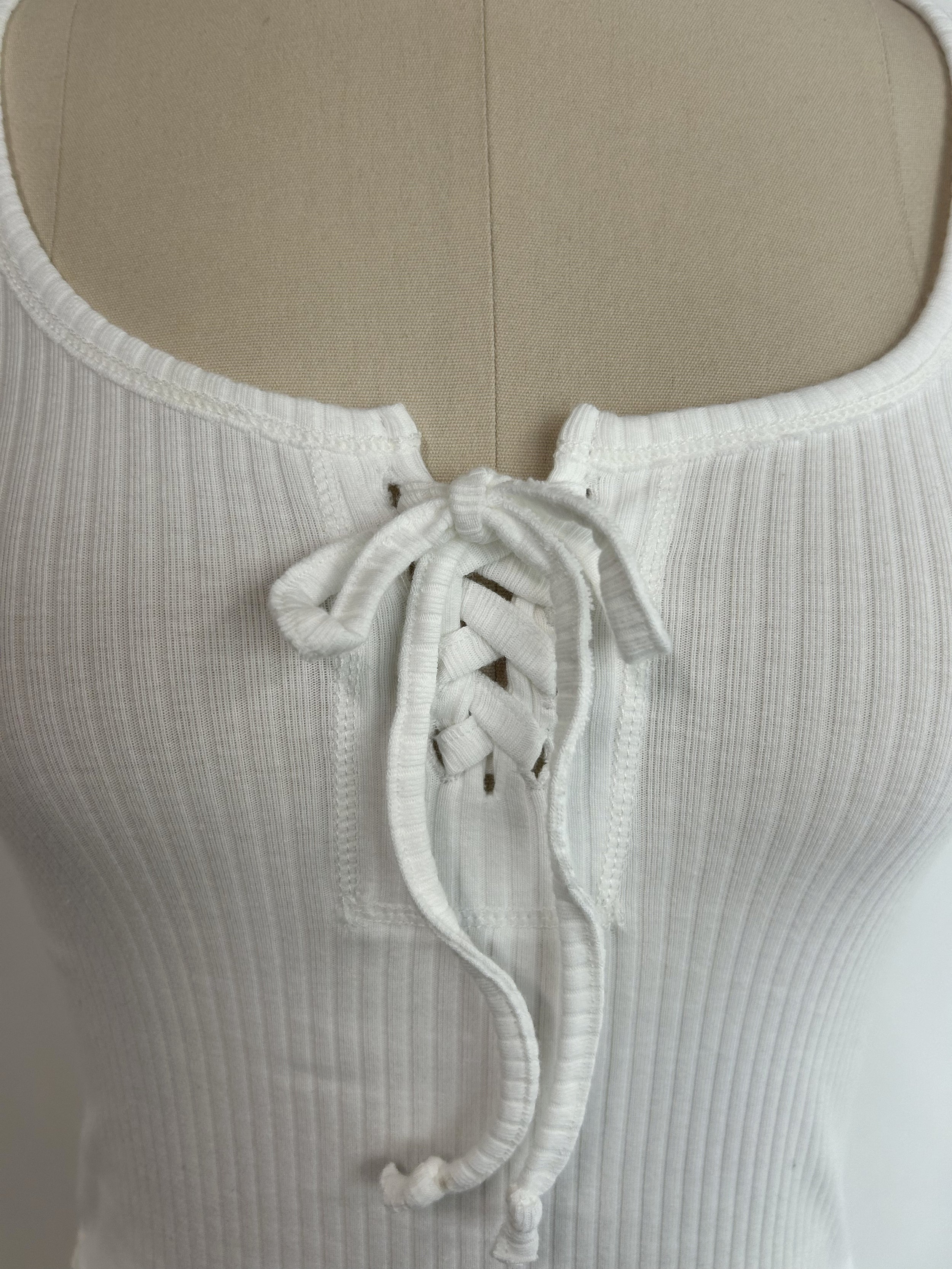 Body de mujer con cuello redondo, de mezcla de algodón y cordones - W-04-010 - Blanco