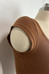 Body de mujer con cuello redondo, corte acanalado y cordones en mezcla de algodón - W-04-010-Mocha