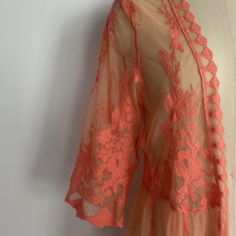 Poncho largo de encaje floral para mujer, con borde festoneado y abertura frontal - W-04-015-250 Coral