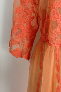 Poncho largo de encaje floral para mujer, con borde festoneado y abertura frontal - W-04-015-250 Coral