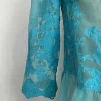Poncho largo de encaje floral para mujer, con borde festoneado y abertura frontal - W-04-015-390 Turquesa