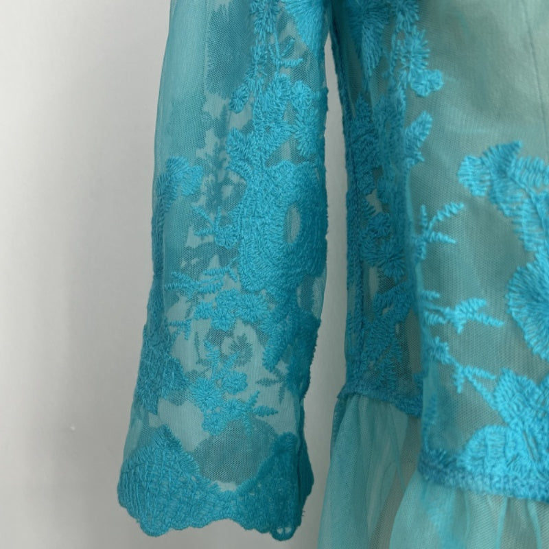 Poncho largo de encaje floral para mujer, con borde festoneado y abertura frontal - W-04-015-390 Turquesa