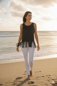 Camiseta de tirantes de ante sintético con escote redondo y flecos para mujer, color negro azabache - W-05-011-010