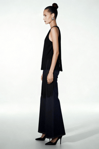 Camiseta de tirantes de ante sintético con escote redondo y flecos para mujer, color negro azabache - W-05-011-010