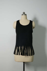 Camiseta de tirantes de ante sintético con escote redondo y flecos para mujer, color negro azabache - W-05-011-010