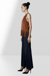 Camiseta de tirantes de ante sintético con escote redondo y flecos para mujer, color moca intenso - W-05-011-663