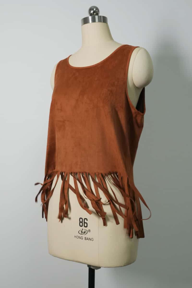 Camiseta de tirantes de ante sintético con escote redondo y flecos para mujer, color moca intenso - W-05-011-663