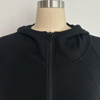 Sudadera deportiva con capucha y cremallera completa para mujer | Tejido de punto gofrado estructural de 260 g/m² | Bolsillo canguro | W-07-025-Negro