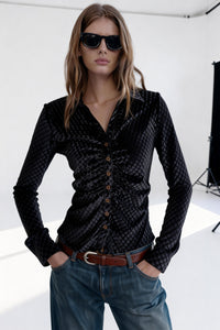 Camisa de terciopelo elástico texturizado con botones y cuello alto | Cuello femenino | W-08-001-010 Negro