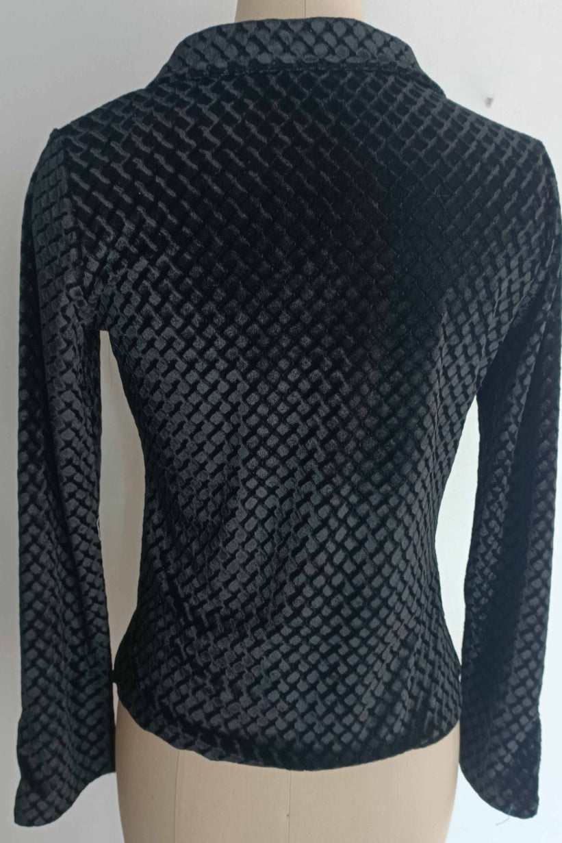 Camisa de terciopelo elástico texturizado con botones y cuello alto | Cuello femenino | W-08-001-010 Negro