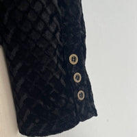 Camisa de terciopelo elástico texturizado con botones y cuello alto | Cuello femenino | W-08-001-010 Negro