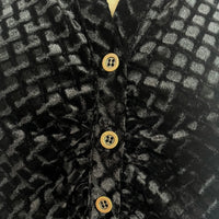 Camisa de terciopelo elástico texturizado con botones y cuello alto | Cuello femenino | W-08-001-010 Negro