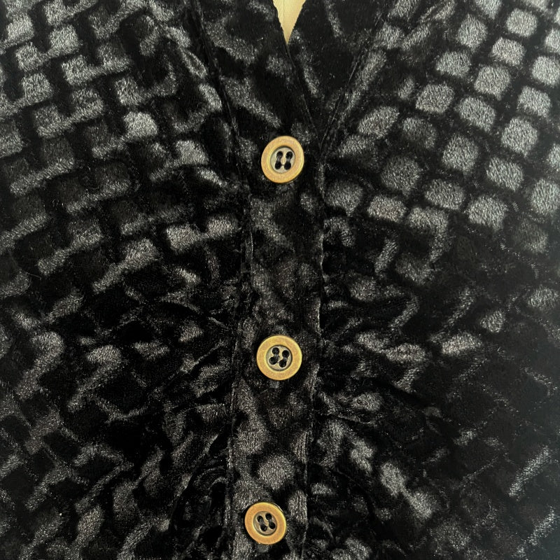 Camisa de terciopelo elástico texturizado con botones y cuello alto | Cuello femenino | W-08-001-010 Negro