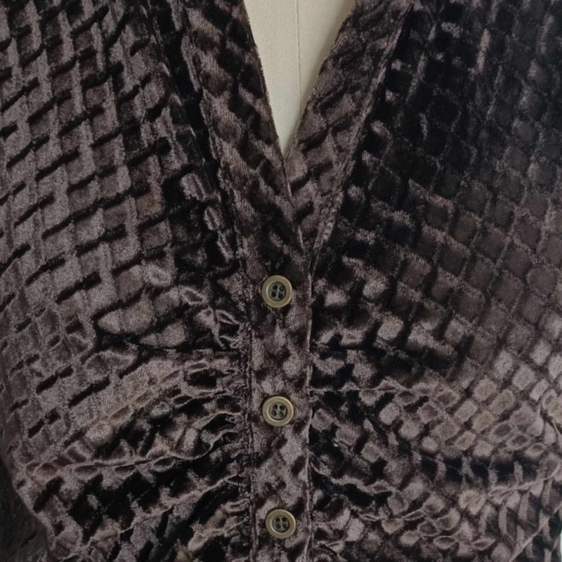 Camisa de terciopelo elástico texturizado con botones y cuello ceñido | Cuello femenino | W-08-001-660 Chocolate oscuro