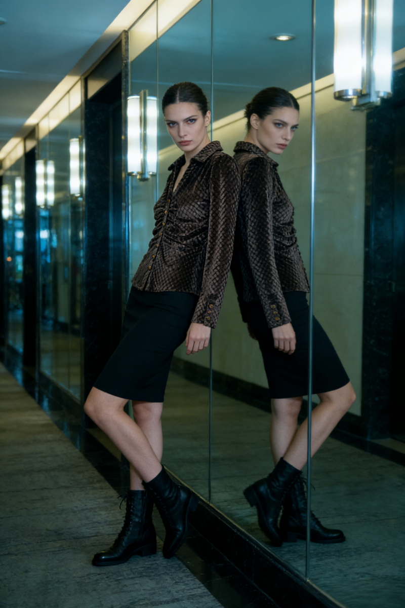 Camisa de terciopelo elástico texturizado con botones y cuello ceñido | Cuello femenino | W-08-001-660 Chocolate oscuro