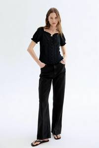 Blusa atemporal de algodón con ojales bordados y escote con volantes (W-08-002, negro)