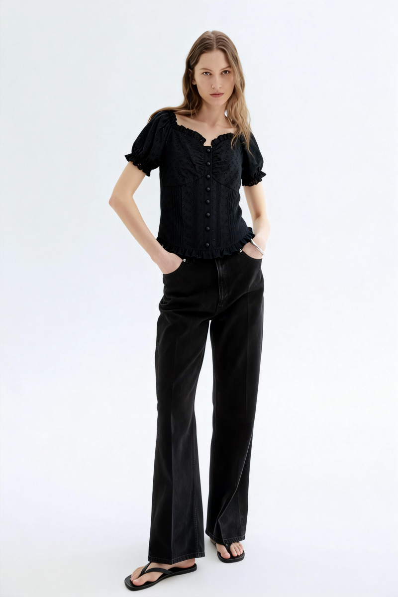 Blusa atemporal de algodón con ojales bordados y escote con volantes (W-08-002, negro)
