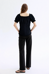 Blusa atemporal de algodón con ojales bordados y escote con volantes (W-08-002, negro)