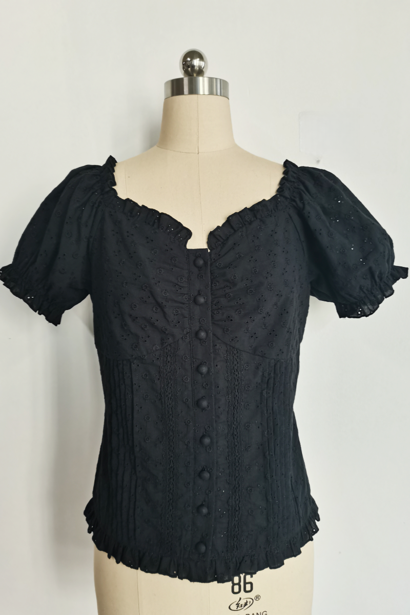 Blusa atemporal de algodón con ojales bordados y escote con volantes (W-08-002, negro)