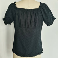 Blusa atemporal de algodón con ojales bordados y escote con volantes (W-08-002, negro)
