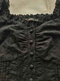 Blusa atemporal de algodón con ojales bordados y escote con volantes (W-08-002, negro)